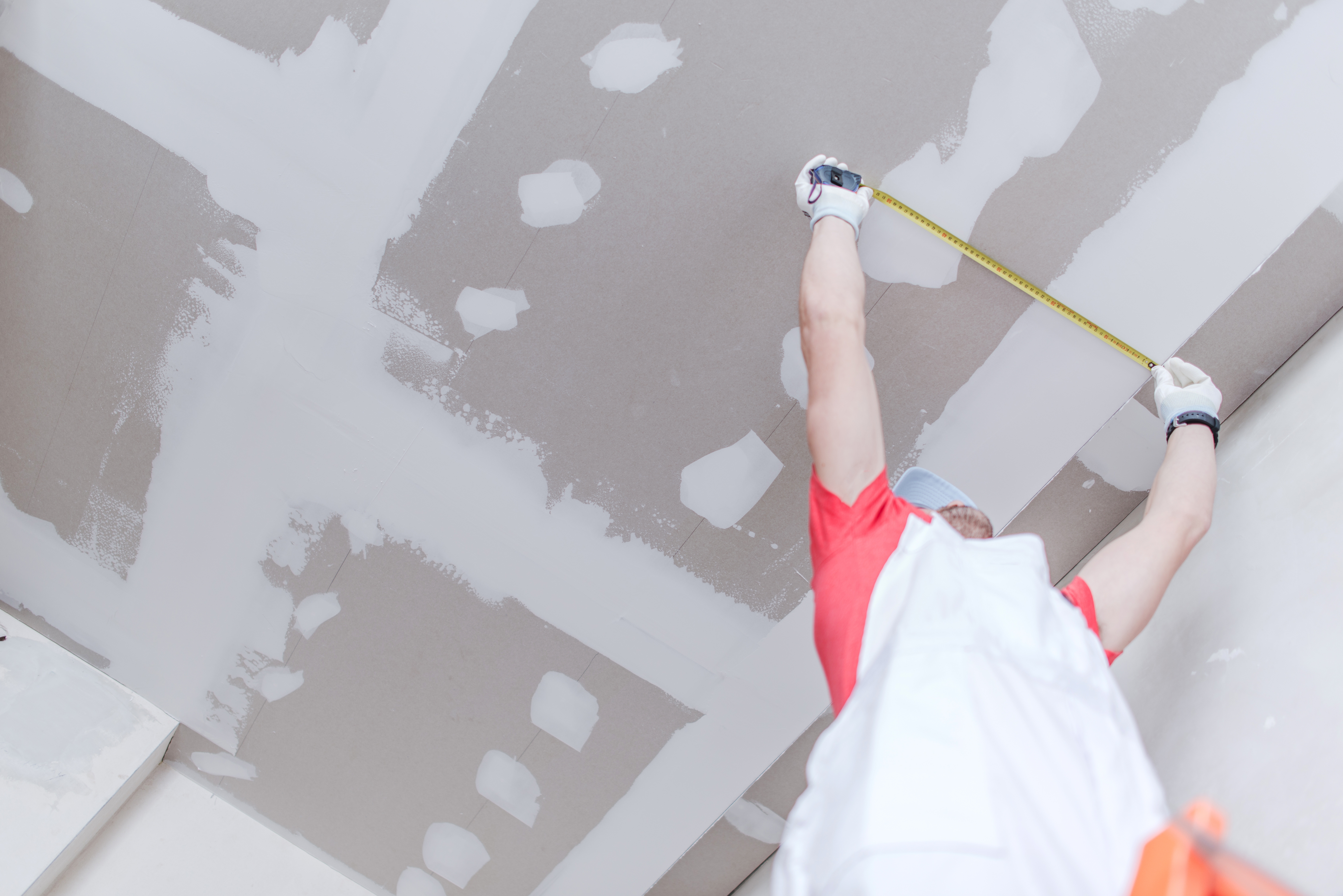 Покраска потолка доме. Шпаклеванный потолок. Окрашивание потолка. Крашеный потолок. Покрасить гипсокартон.